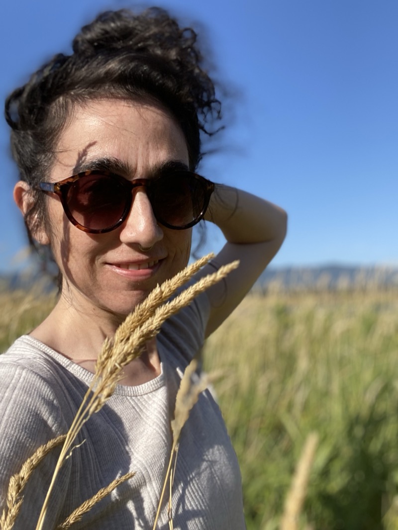 Julia Solórzano en un campo de hierba alta en un día soleado